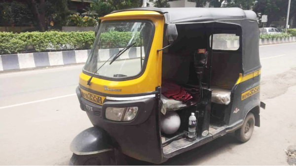 Dead body found hanging in auto, Satna