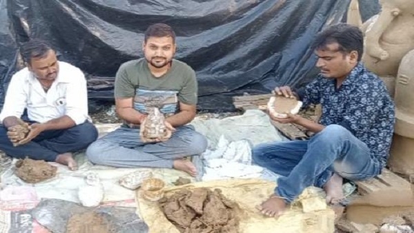 अधिवक्ता बना रहे मिट्टी की गणेश प्रतिमांए, मुफ्त बांट रहे