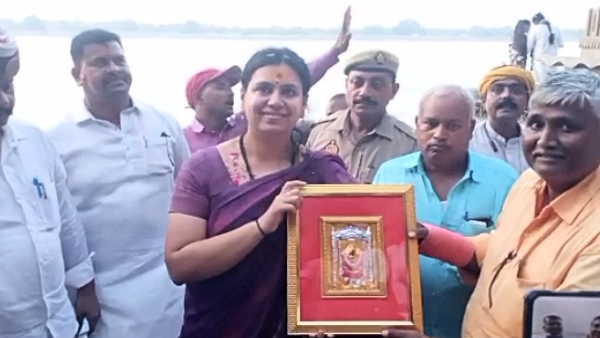 farewell ceremony organized after Transfer of IAS Divya mittal from mirzapur 