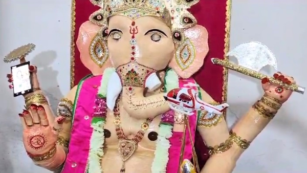 Ajay Batham of agra made a unique idol of Lord Ganesha which has a heart and it breathes