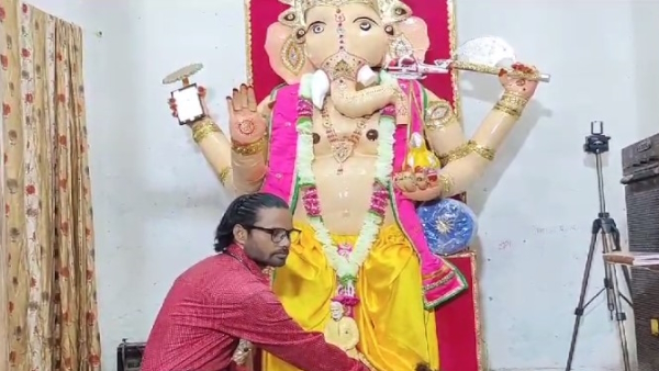Ajay Batham of agra made a unique idol of Lord Ganesha which has a heart and it breathes