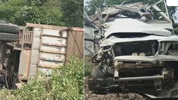 Horrific-collision-between-Bolero-truck-on-Mandla