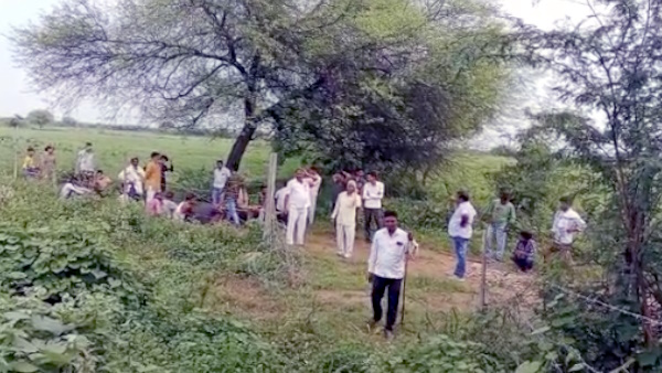 women found in a well covered by snakes in jhansi she was missing from last 4 days 