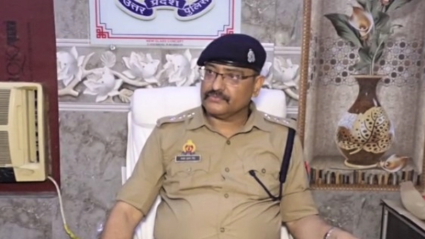 Bajrang Dal caught a gang in church forcing people for conversion in kanpur Bajrang Dal caught a gang in church forcing people for conversion in kanpur