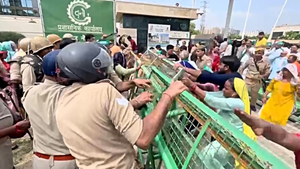 Farmers occupied both the gates of Greater Noida authority during protest 