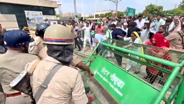 Farmers occupied both the gates of Greater Noida authority during protest 