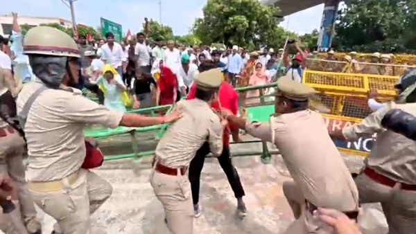 Farmers occupied both the gates of Greater Noida authority during protest 