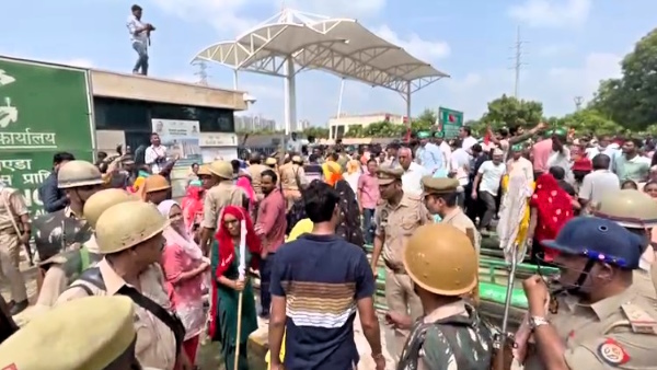 Farmers occupied both the gates of Greater Noida authority during protest 