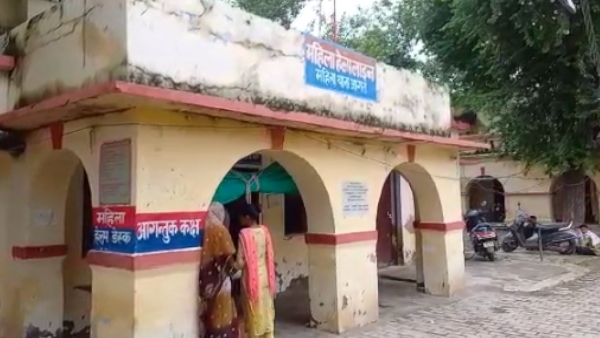 husband and wife fight over lipstick disappear from wife lips in agra 