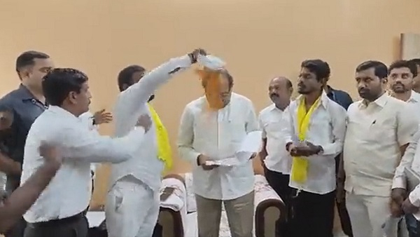 राजस्व मंत्री के सिर पर शख्स ने छिड़का हल्दी पाउडर