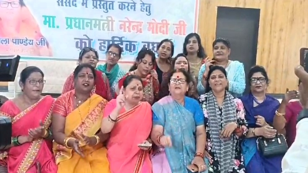 video of Kanpur Mayor Pramila Pandey dancing after Women Reservation Bill passed in Parliament video of Kanpur Mayor Pramila Pandey dancing after Women Reservation Bill passed in Parliament