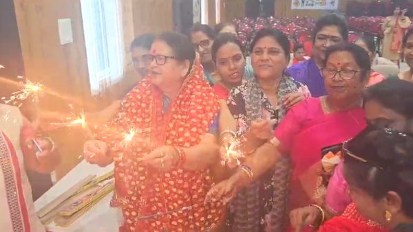 video of Kanpur Mayor Pramila Pandey dancing after Women Reservation Bill passed in Parliament video of Kanpur Mayor Pramila Pandey dancing after Women Reservation Bill passed in Parliament