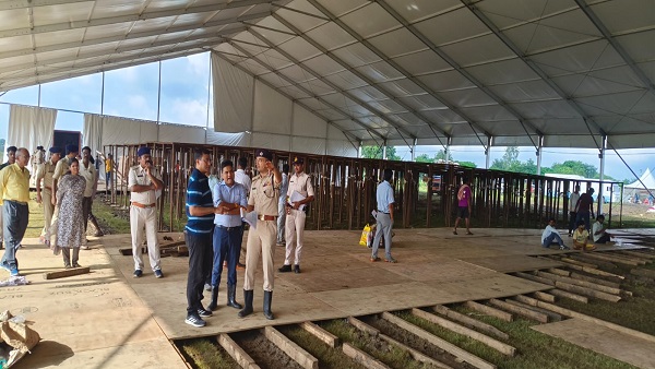 प्रधानमंत्री की प्रस्तावित बीना सभा की तैयारियों को लेकर आज सागर कलेक्टर और एसपी सभा स्थल का निरीक्षण ट्रेक्टर पर बैठकर किया। दरअसल पानी गिरने के कारण मिट्टी में फिसलन आने से पार्किंग क्षेत्र सहित कई जगह कार से पहुंच पाना संभव नही था जिसके चलते ट्रैक्टर का उपयोग किया गया। प्रधानमंत्री की प्रस्तावित बीना सभा की तैयारियों को लेकर आज सागर कलेक्टर और एसपी सभा स्थल का निरीक्षण ट्रेक्टर पर बैठकर किया। दरअसल पानी गिरने के कारण मिट्टी में फिसलन आने से पार्किंग क्षेत्र सहित कई जगह कार से पहुंच पाना संभव नही था जिसके चलते ट्रैक्टर का उपयोग किया गया।