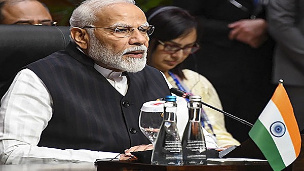 G-20 के बीच PM मोदी की लोकप्रियता के होर्डिंग का क्या है सच?