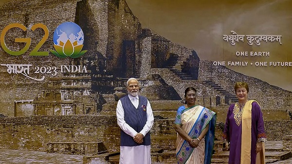 नालंदा महाविहार की फोटो के सामने मेहमानों का भव्य स्वागत