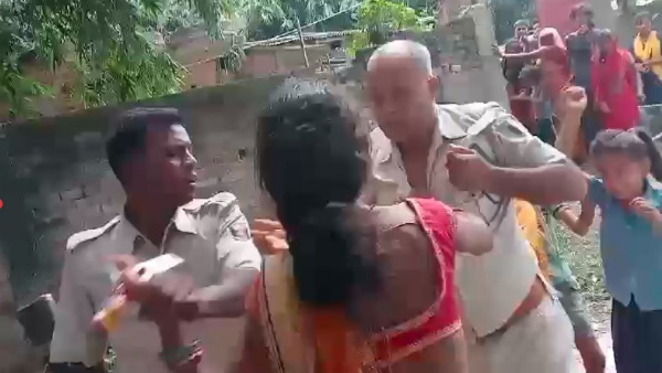 Women beat up Samastipur police Women beat up Samastipur police