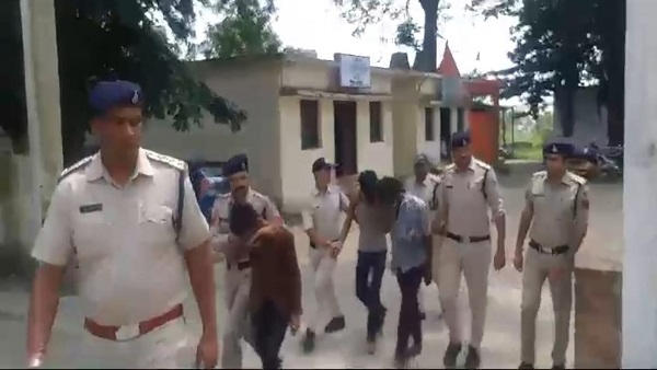 sagar: महिला की पिटाई के आरोपियों का पुलिस ने जुलूस निकाला sagar: महिला की पिटाई के आरोपियों का पुलिस ने जुलूस निकाला