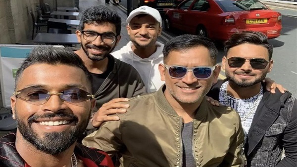 Solves Mystery of Hand on Rishabh Pant’s Shoulder Solves Mystery of Hand on Rishabh Pant’s Shoulder