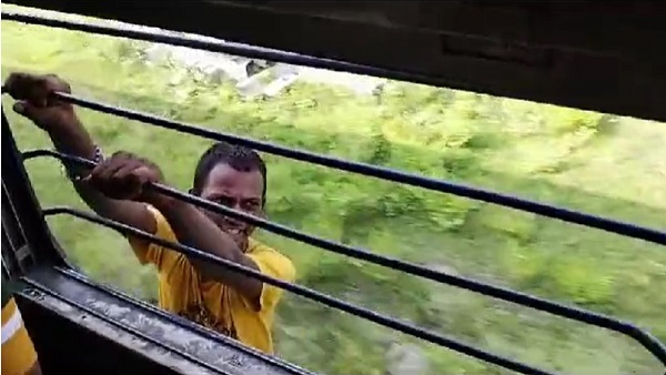 चोरी कर भाग रहे चोर को लोगों ने ट्रेन की खिड़की से लटका दिया
