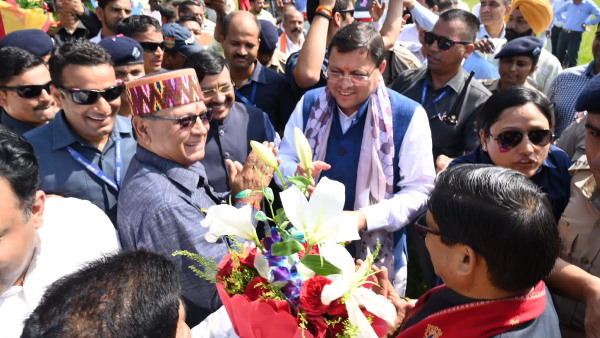 उत्तराखंड: ब्रिटेन से लौटे CM धामी, हुआ भव्य स्वागत उत्तराखंड: ब्रिटेन से लौटे CM धामी, हुआ भव्य स्वागत
