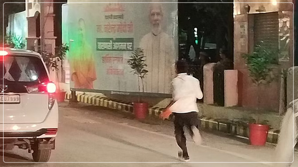 pm-modi-varanasi-youth-ran-towards-pms-fleet-in-varanasi
