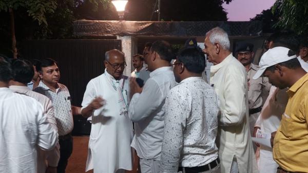 Crowd of ticket aspirants outside Congress office and Digvijay Singh bungalow mp election 2023