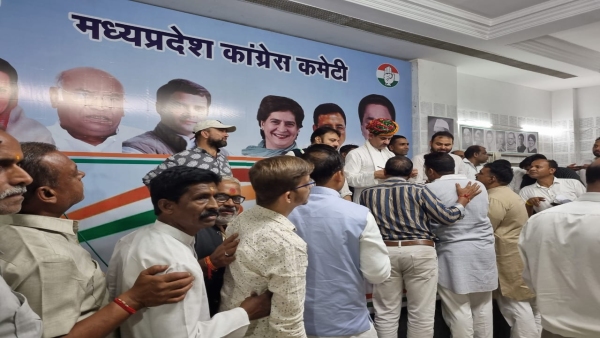 Crowd of ticket aspirants outside Congress office and Digvijay Singh bungalow mp election 2023