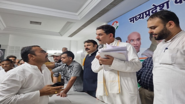 Crowd of ticket aspirants outside Congress office and Digvijay Singh bungalow mp election 2023