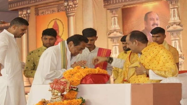 Chhindwara shiv katha, a woman reached Pandit Pradeep Mishra with twin children, Kamal Nath Chhindwara shiv katha, a woman reached Pandit Pradeep Mishra with twin children, Kamal Nath