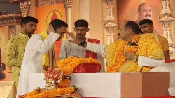 Chhindwara shiv katha, a woman reached Pandit Pradeep Mishra with twin children, Kamal Nath Chhindwara shiv katha, a woman reached Pandit Pradeep Mishra with twin children, Kamal Nath