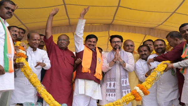 Anurag Thakur attended the public meeting of Jan Ashirwad Yatra organized in Machalpur, Rajgarh. Anurag Thakur attended the public meeting of Jan Ashirwad Yatra organized in Machalpur, Rajgarh.