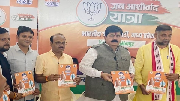 Durgesh Keshwani, MLA Jalam singh Patel discussed with journalists called Congress anti-Sanatan