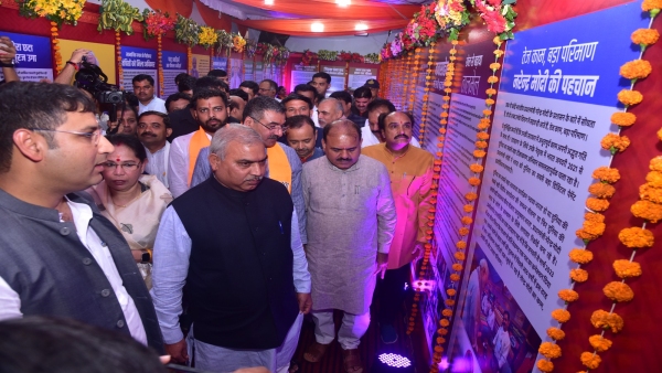 Exhibition organized on the occasion of PM Modis birthday in MP BJP office, Shiv Prakash inaugurated it