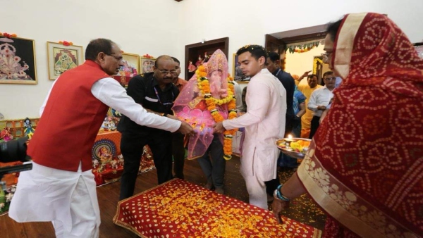 CM Shivraj Singh Chouhan arrived at Platinum Plaza with son Karthik to collect Ganesh idol
