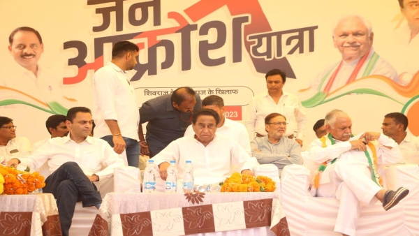 Kamal Nath and Nakul Nath joined Congresss Jan Akrosh Yatra in Parasia, Chhindwara