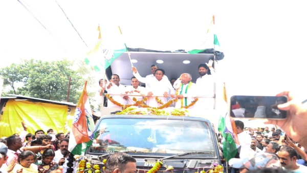 Kamal Nath and Nakul Nath joined Congresss Jan Akrosh Yatra in Parasia, Chhindwara