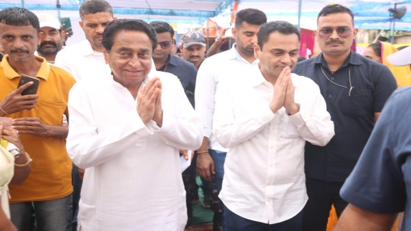 Kamal Nath and Nakul Nath joined Congresss Jan Akrosh Yatra in Parasia, Chhindwara