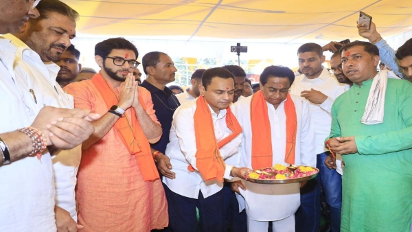 Kamal Nath and Shiv Sena Aditya Thackeray seen together at unveiling of Chhatrapati Shivajis statue