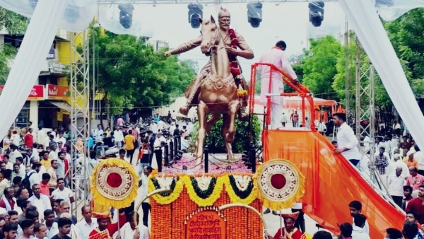Kamal Nath and Shiv Sena Aditya Thackeray seen together at unveiling of Chhatrapati Shivajis statue