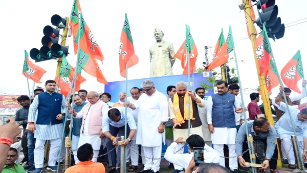 Capital getting decorated for BJP Maha Kumbh, Union Ministers put up BJP flags at intersections