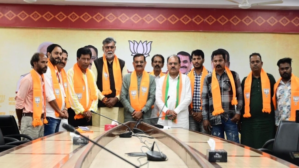 Big blow to AAP in MP, Union Minister Prahlad Patel made 10 senior officials join BJP. Big blow to AAP in MP, Union Minister Prahlad Patel made 10 senior officials join BJP.