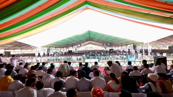 Huge crowd reached Rahul Gandhis public meeting, farmers gifted onion-garlic basket in Kalapeepal