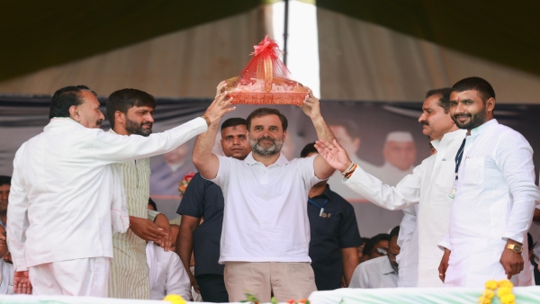 Huge crowd reached Rahul Gandhis public meeting, farmers gifted onion-garlic basket in Kalapeepal