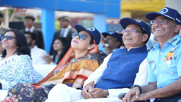Crowd gathered on VIP roads due to the biggest air show, CM Shivraj singh chauhan participated Crowd gathered on VIP roads due to the biggest air show, CM Shivraj singh chauhan participated