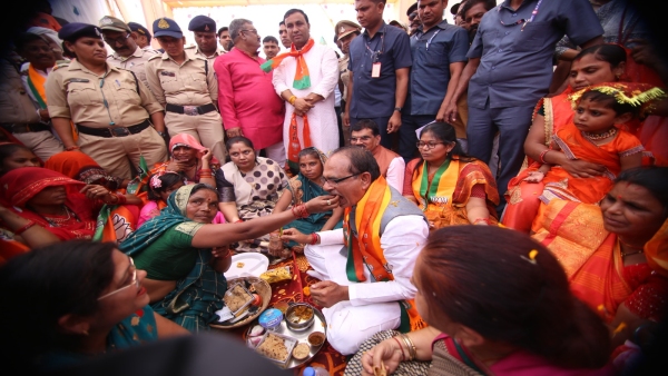 Dhulkot, sisters fed home-made maize bread and tomato chutney to CM Shivraj with their own hands