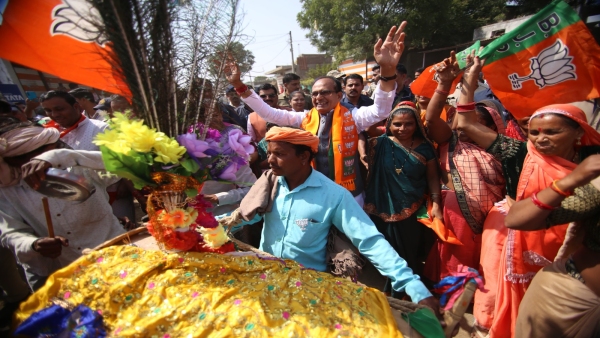 Dhulkot, sisters fed home-made maize bread and tomato chutney to CM Shivraj with their own hands
