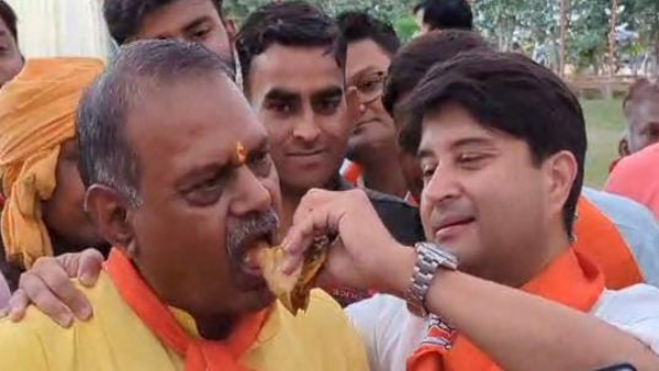 Jyotiraditya Scindia shows different style, feeds samosa to BJP candidate Kushwaha with his hands