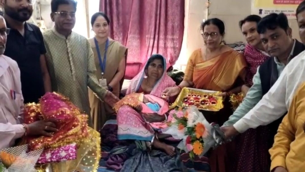 Gold and silver lockets presented to daughters born during Navratri in Betul