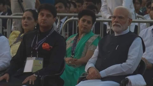 PM Narendra Modi big statement at school program, said- Jyotiraditya Scindia is Gujarats son-in-law PM Narendra Modi big statement at school program, said- Jyotiraditya Scindia is Gujarats son-in-law