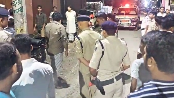 CCTV video of a man wearing helmet shot a women on road in Muzaffarpur of bihar CCTV video of a man wearing helmet shot a women on road in Muzaffarpur of bihar